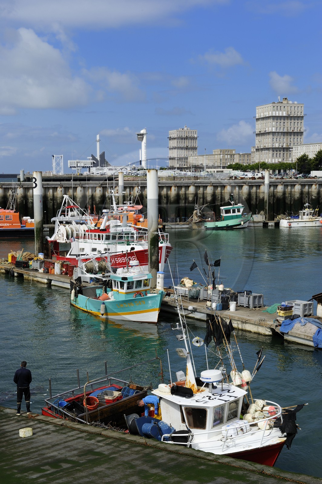 France, Seine-Maritime (76), Le Havre, Centre-ville reconstruit du Havre par Auguste Perret classé Patrimoine Mondial de l'UNESCO, le port de pêche et immeubles Perret en arrière plan