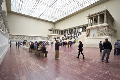 Allemagne, Berlin, l'Ile aux musées, classée Patrimoine Mondial de l'UNESCO, musée de Pergame (Pergamonmuseum), Grand autel de Pergame, monument religieux du IIème siècle avant JC découvert en 1871 par Carl Humann sur l'acropole de la ville de Pergame (Turquie)