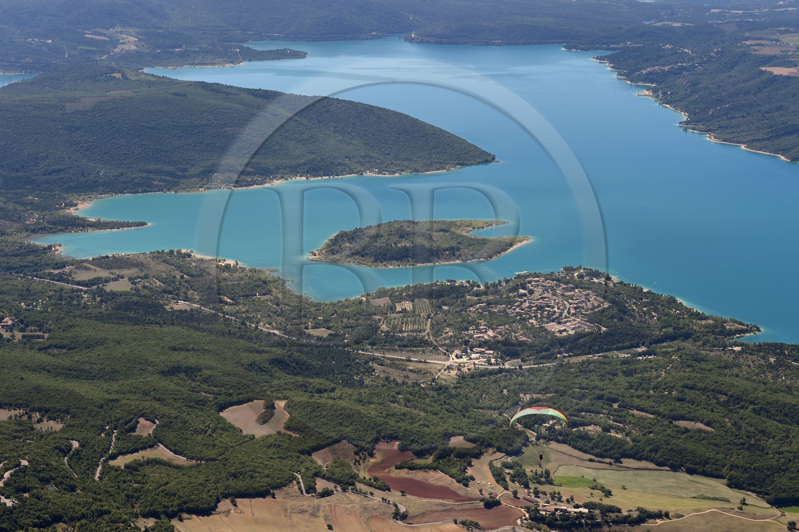 Var (83), Parc Naturel Régional du Verdon, le village de Les Salles-sur-Verdon en bordure du lac de Sainte Croix (vue aérienne)