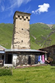 Géorgie, Haute Svanétie (Zemo Svaneti), village de Ushguli (Ouchgouli), classé Patrimoine Mondial de l'UNESCO, tour défensive Svane dressée à coté de la maison