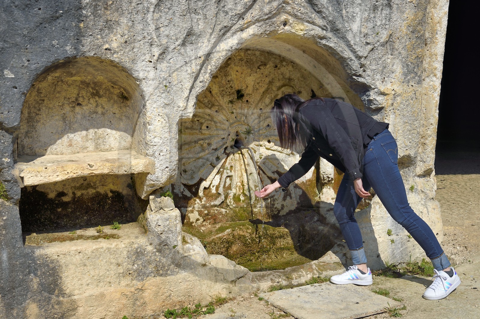France, Dordogne (24), Brantôme, l'abbaye bénédictine Saint-Pierre de Brantôme, fontaine Saint Sicaire sculptée dans la falaise