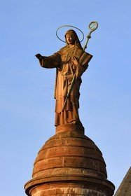 France, Bas-Rhin (67), Mont Saint-Odile, abbaye de Hohenbourg encore appelée couvent du Mont-Sainte-Odile, statue de Sainte-Odile placée sur le toit du couvent et faisant face à la plaine d'Alsace