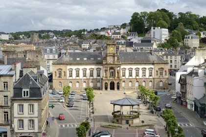 France, Finistère (29), Morlaix, l'hotel de ville sur la place des Otages et le Kiosque de 1903