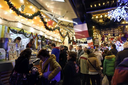 France, Bas-Rhin (67), Strasbourg, vieille ville classée Patrimoine Mondial de l'UNESCO, marché de Noël (Christkindelsmarik) de la place Broglie