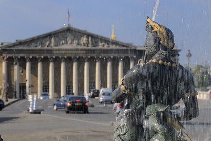 France, Paris (75), la Fontaine des Mers et l'obélisque sur la place de La Concorde