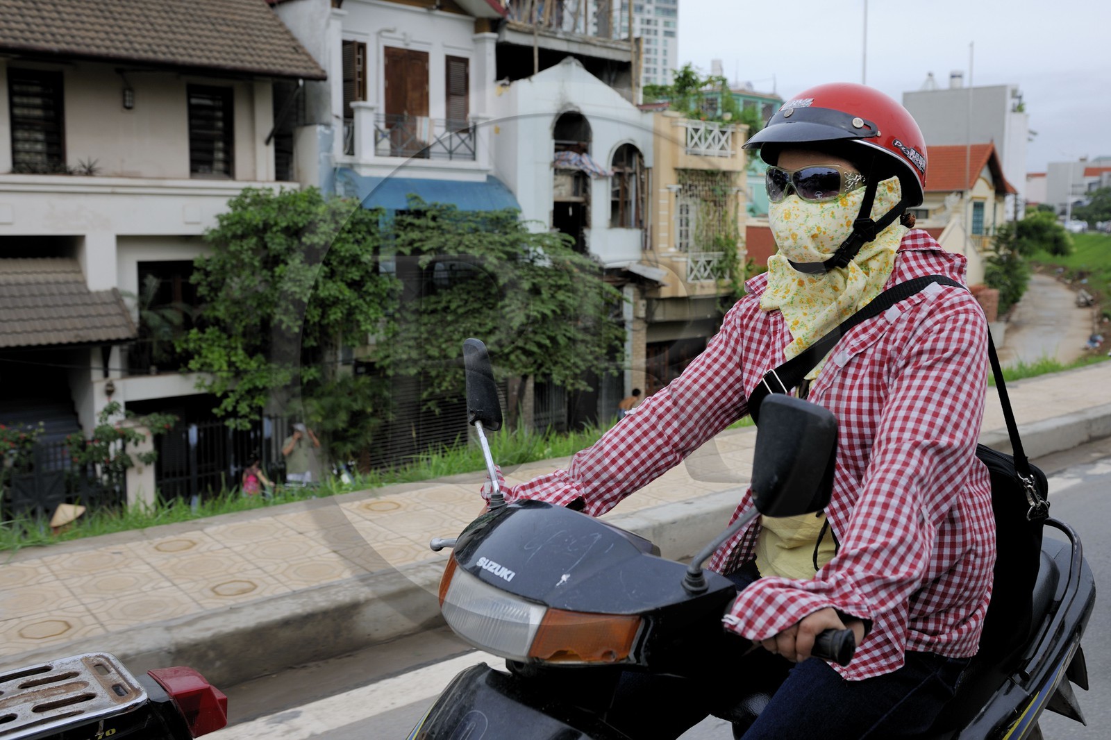 Vietnam, Hanoï, circulation en moto dans la vieille ville, emmitouflage contre le soleil par 35° et protection contre la pollution