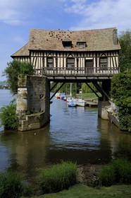France, Eure (27), Vernon, le vieux moulin sur l' ancien pont sur la Seine