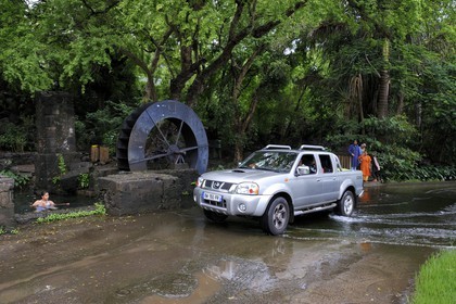 France, île de la Réunion, commune de Saint-Paul, le chemin du Tour des Roches, moulin à eau de La Perrière, la roue est le dernier élément d'un moulin à manioc des années 1820 et radier immergé