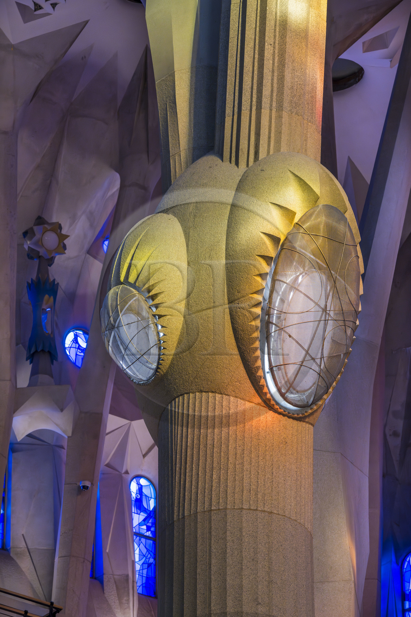 Espagne, Catalogne, Barcelone, quartier de l'Eixample, basilique de la Sagrada Familia de l'architecte du modernisme catalan Antoni Gaudi classée Patrimoine Mondial de l'UNESCO, au dessus du noeud, les colonnes du vaisseau central (nef) se subdivisent en branches tel un arbre, éclairées par les projections chaudes des vitraux du coté de la facade de la Passion