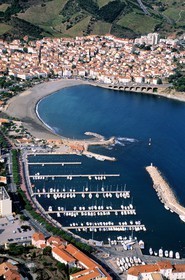 France, Pyrénées-Orientales (66), Banyuls-sur-Mer, le port et de la plage (vue aérienne)