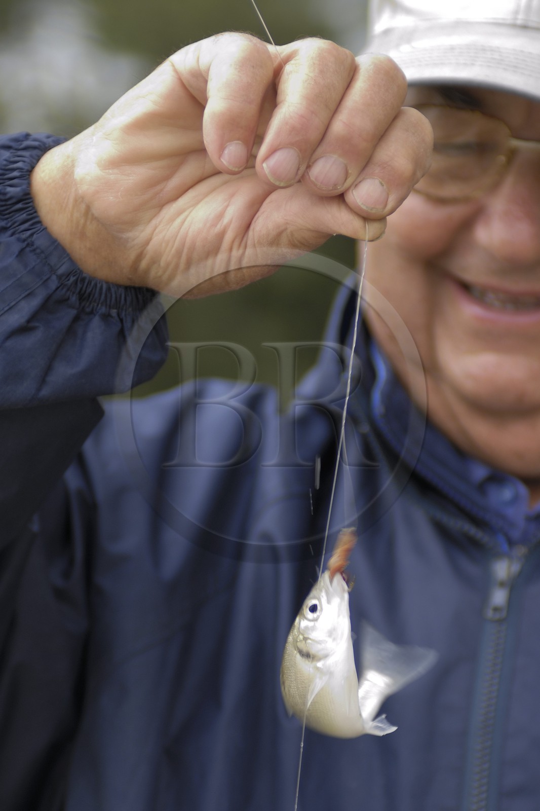 France, Charente-Maritime (17), Ile d'Oléron, pointe de Maumusson, pêcheur à la ligne