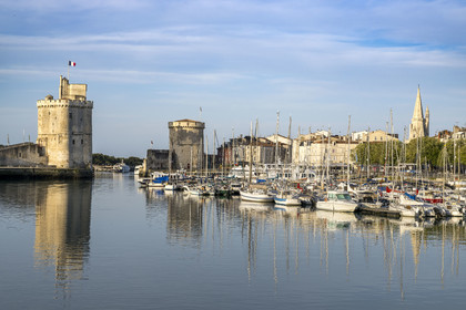 France, Charente-Maritime (17), La Rochelle, la Tour Saint-Nicolas à gauche et la Tour de la Chaîne à droite protègent l'entrée du Vieux Port, la tour de la Lanterne en arrière plan