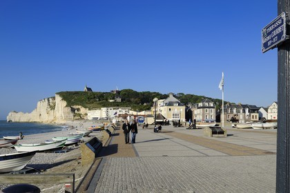 France, Seine-Maritime (76), Pays de Caux, Côte d'Albâtre, Etretat, la falaise d'Amont et l'église Notre-Dame-de-la-Garde depuis la plage de la ville