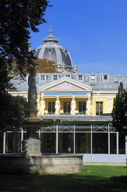 France, Paris (75), façade du Pavillon Ledoyen, restaurant gastronomique et toit du Petit Palais en arrière plan
