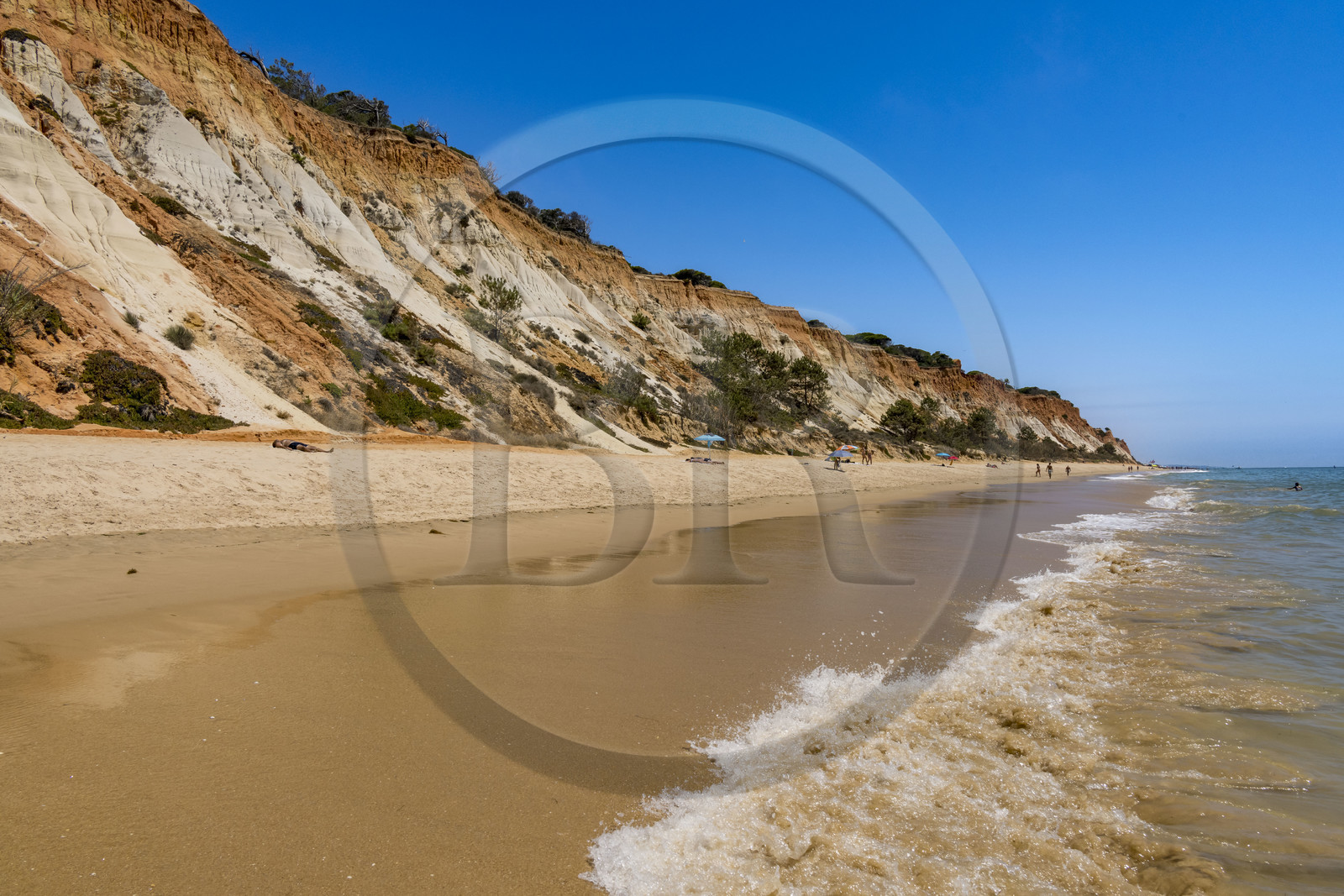 Portugal, Algarve, Olhos de Agua, la plage de Praia da Falésia surplombée par ses falaises rouges