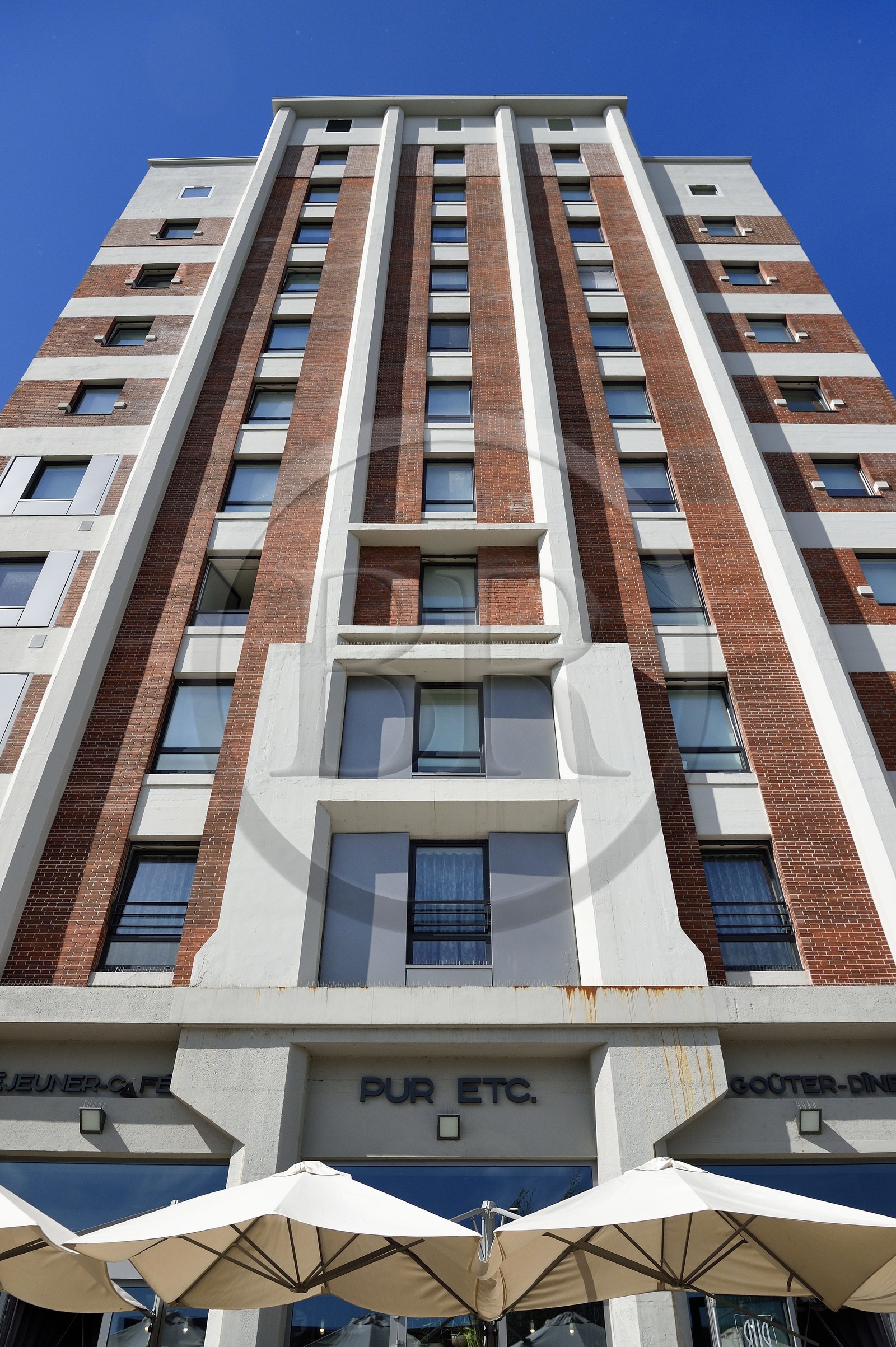 France, Bas-Rhin (67), Strasbourg, amenagement du port du Rhin et reconversion du mole du Bassin d'Austerlitz, presqu'ile Malraux, ancien silo à grains de 47m transformé en résidence universitaire avec des bureaux au sommet