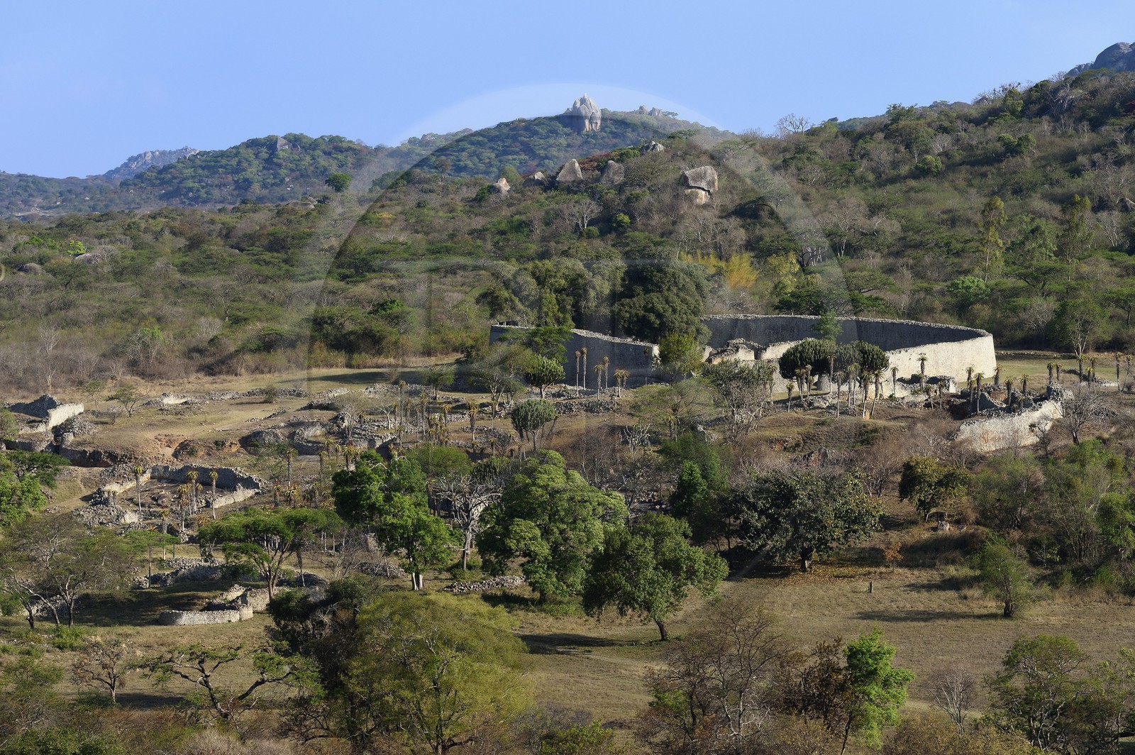 Zimbabwe, province de Masvingo, les ruines du site archéologique du Grand Zimbabwe, classé Patrimoine Mondial de l'UNESCO, Xème au XVème siècle, les Ruines de la vallée à gauche et le Grand Enclos