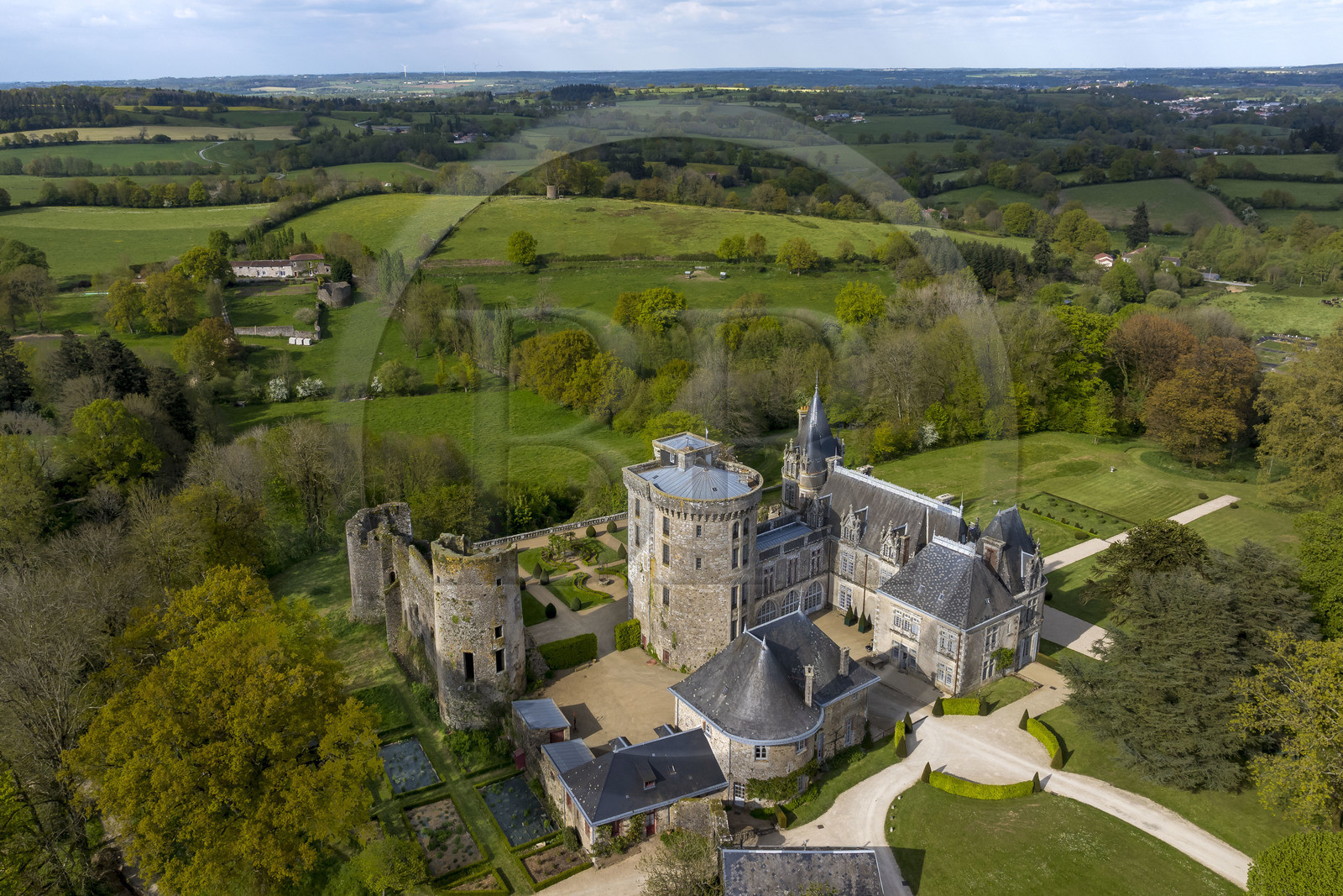 France, Vendée (85), Sèvremont, le chateau de la Flocellière, gite et chambre d'hotes (vue aérienne)
