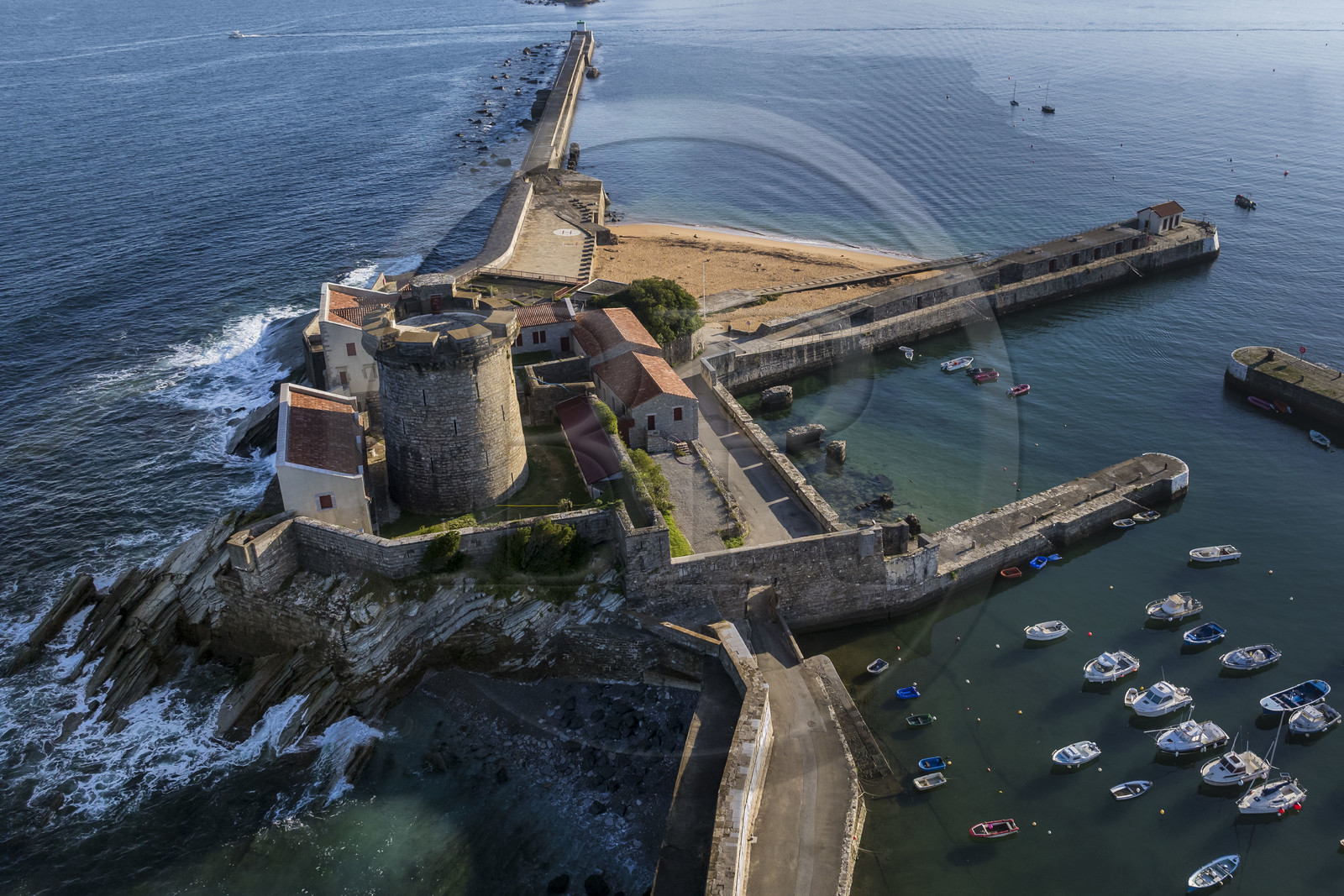 France, Pyrénées-Atlantiques (64), la côte du Pays-Basque, Ciboure, le fort de Socoa construit sous Louis XIII remanié par Vauban et son petit port de plaisance dans la baie de Saint-Jean-de-Luz (vue aérienne)