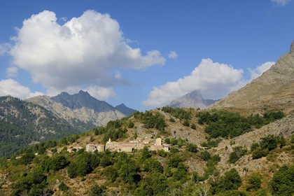 France, Haute-Corse (2B), région du Niolu (Niolo), Calasima plus haut village de Corse (1 095m) au pied de la montagne du Paglia Orba en forme d’aileron de requin