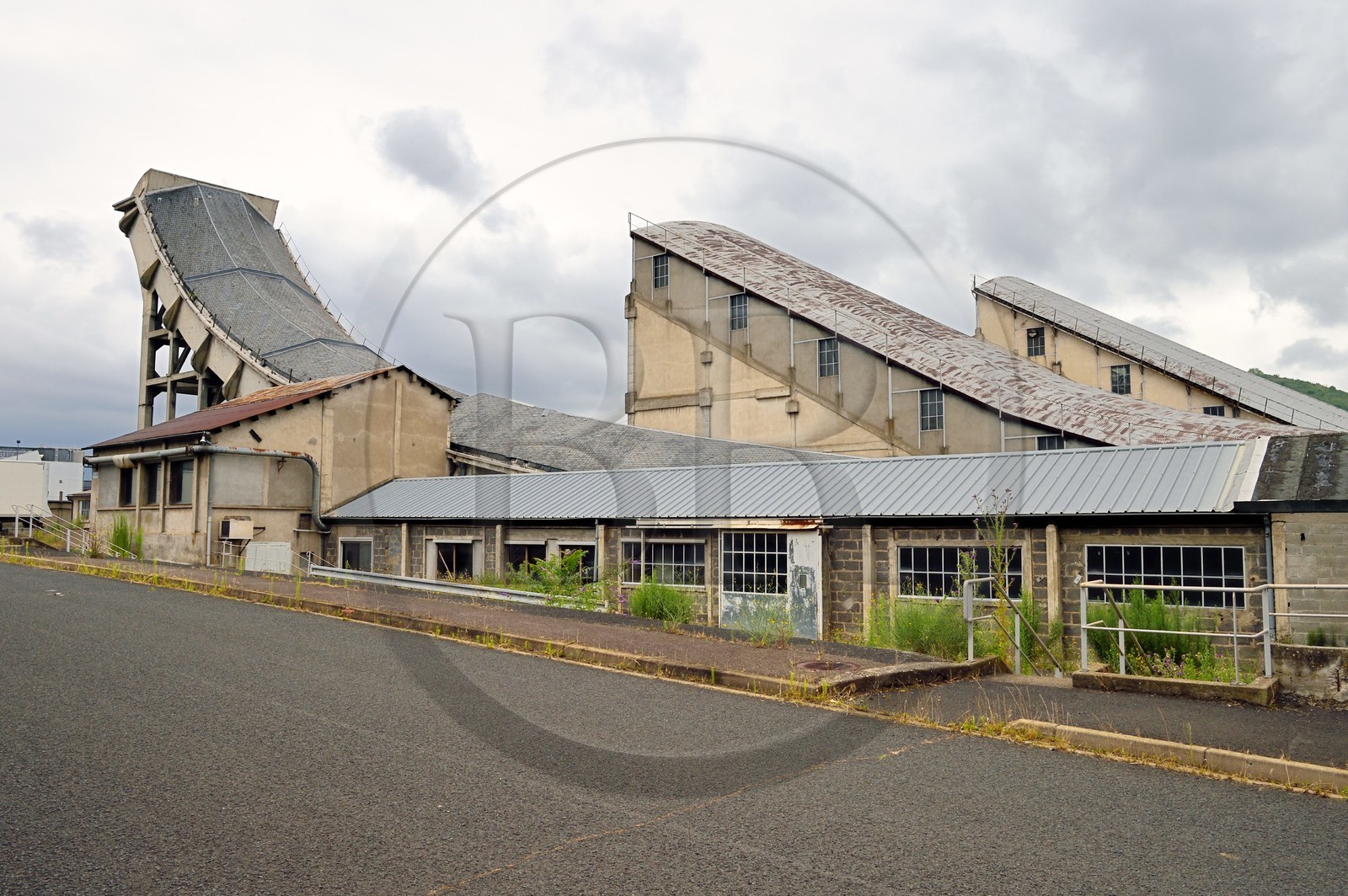 France, Puy-de-Dôme (63), Clermont-Ferrand, Pistes d'essai de l'usine Michelin de Cataroux, trois toboggans longs de 450 m et dont les extrémités recourbées culminent entre 20 m et 30 m de haut