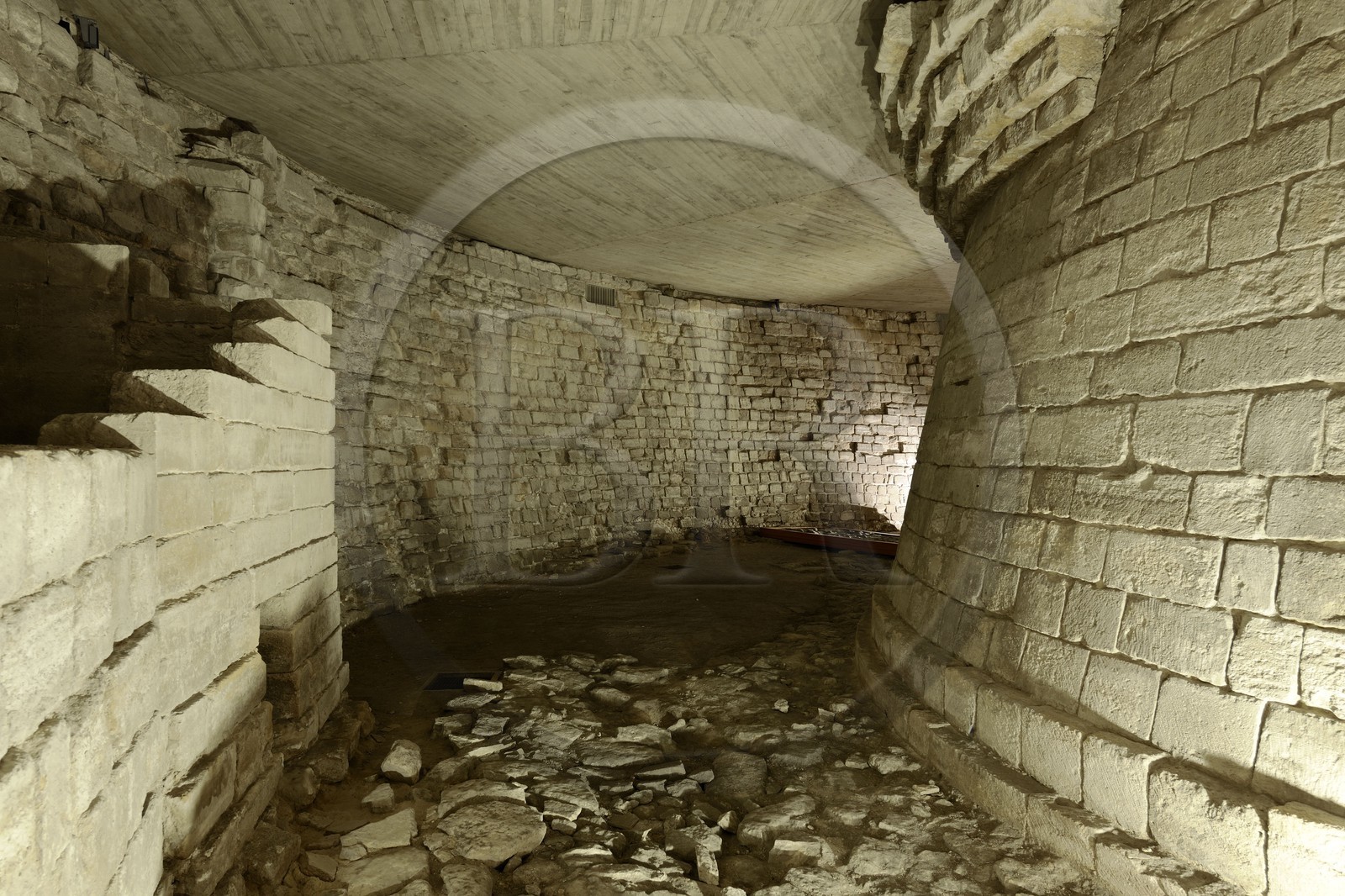 France, Paris (75), le Louvre médiéval, vestiges des fossés du Louvre de Philippe Auguste et de Charles V, 12e au 14e siècle