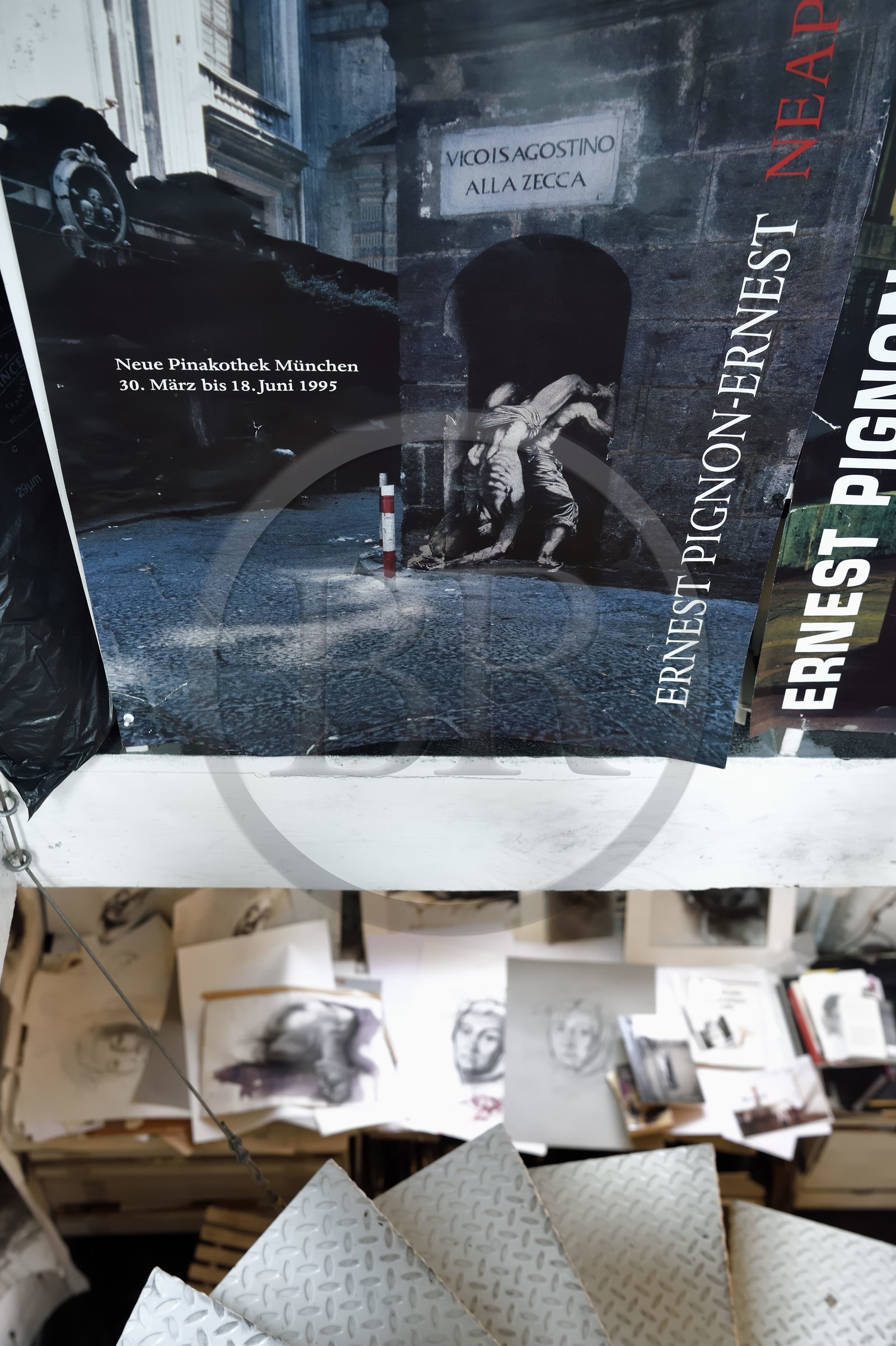 France, Ivry-sur-Seine (94), l'artiste plasticien Ernest Pignon-Ernest dans son atelier