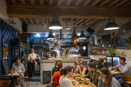France, Côte-d'Or (21), Dijon, zone classée Patrimoine Mondial de l'UNESCO, restaurant La Menuiserie autour des halles centrales