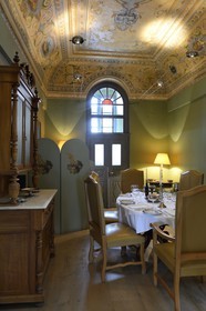 Grèce, Les Cyclades, mer Égée, île de Santorin (Thira ou Théra), village de Pyrgos, l'hôtel Relais & Châteaux Zannos Melathron, la salle à manger