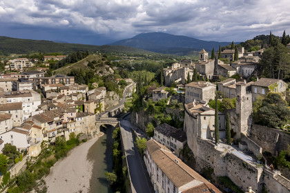 France, Vaucluse (84), Vaison-la-Romaine, le pont romain sur l'Ouvèze datant du 1er siècle apr. J.-C. qui relie la ville basse et la ville médiévale à droite, le Mont Ventoux en arrière-plan (vue aérienne)