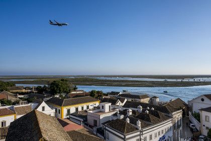 Portugal, Algarve, Faro, avion de ligne de la compagnie Ryanair à l'atterrissage au dessus de la vieille ville et de la lagune