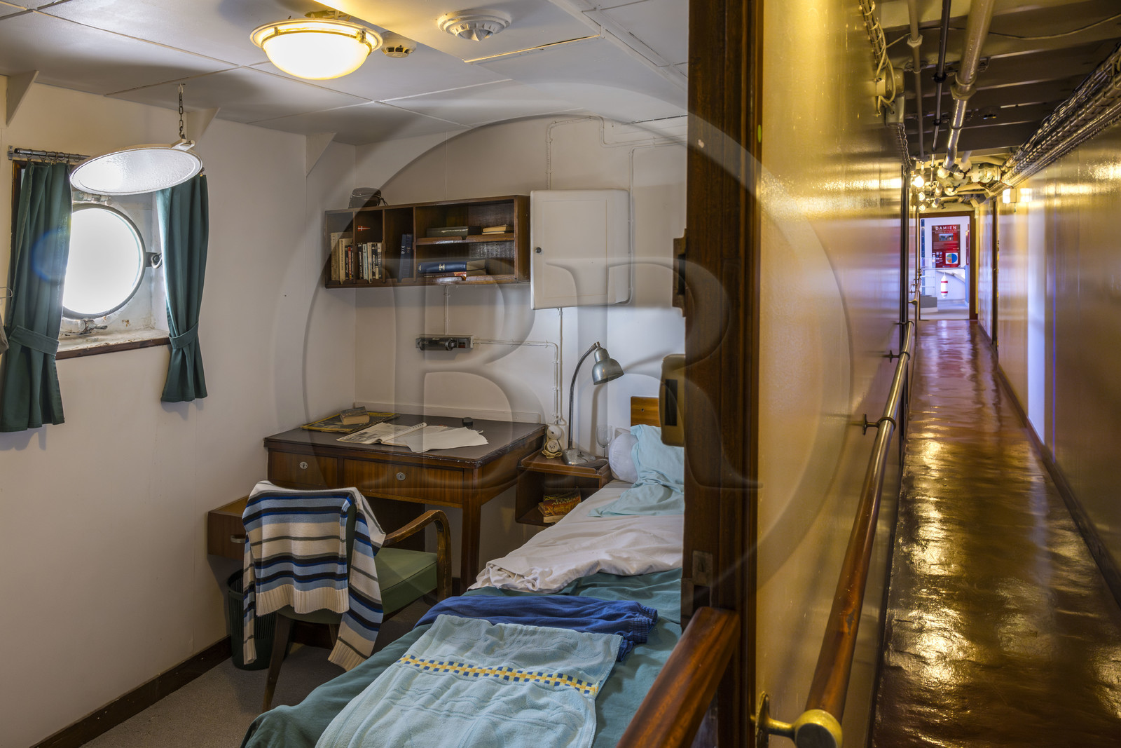 France, Charente-Maritime (17), La Rochelle, le bassin des grands yachts, Musée Maritime, cabine de passager de la frégate météorologique France I, navire amiral du musée