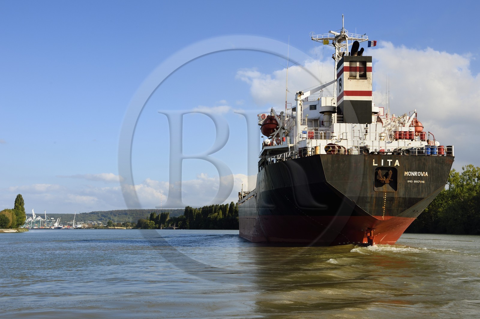 France, Seine-Maritime (76), Parc naturel régional des Boucles de la Seine normande, La Bouille, un cargo remonte le fleuve vers Rouen, son port en arrière plan
