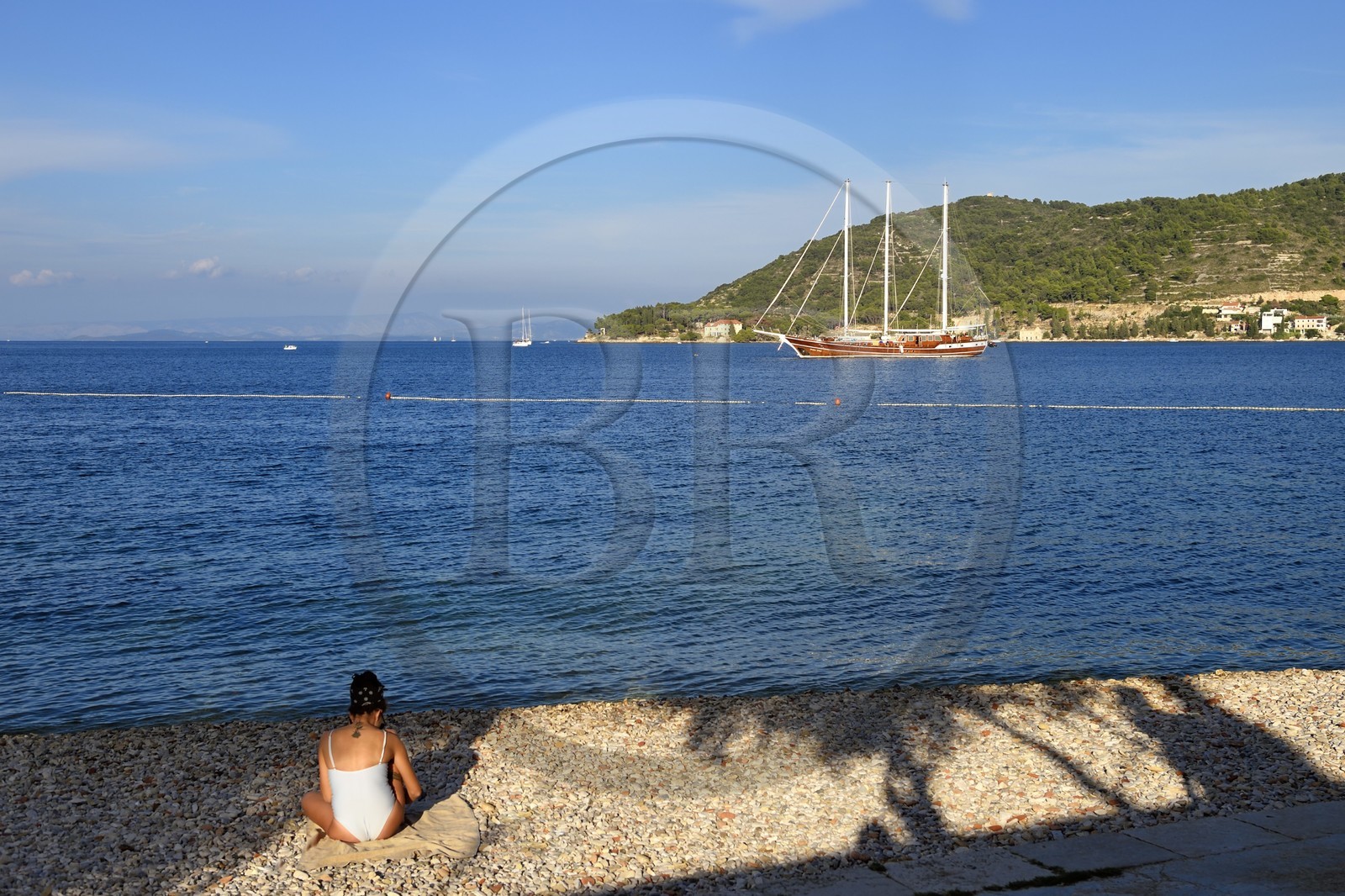 Croatie, Dalmatie, cote dalmate, Ile de Vis, la baie à l'entrée du village de Vis