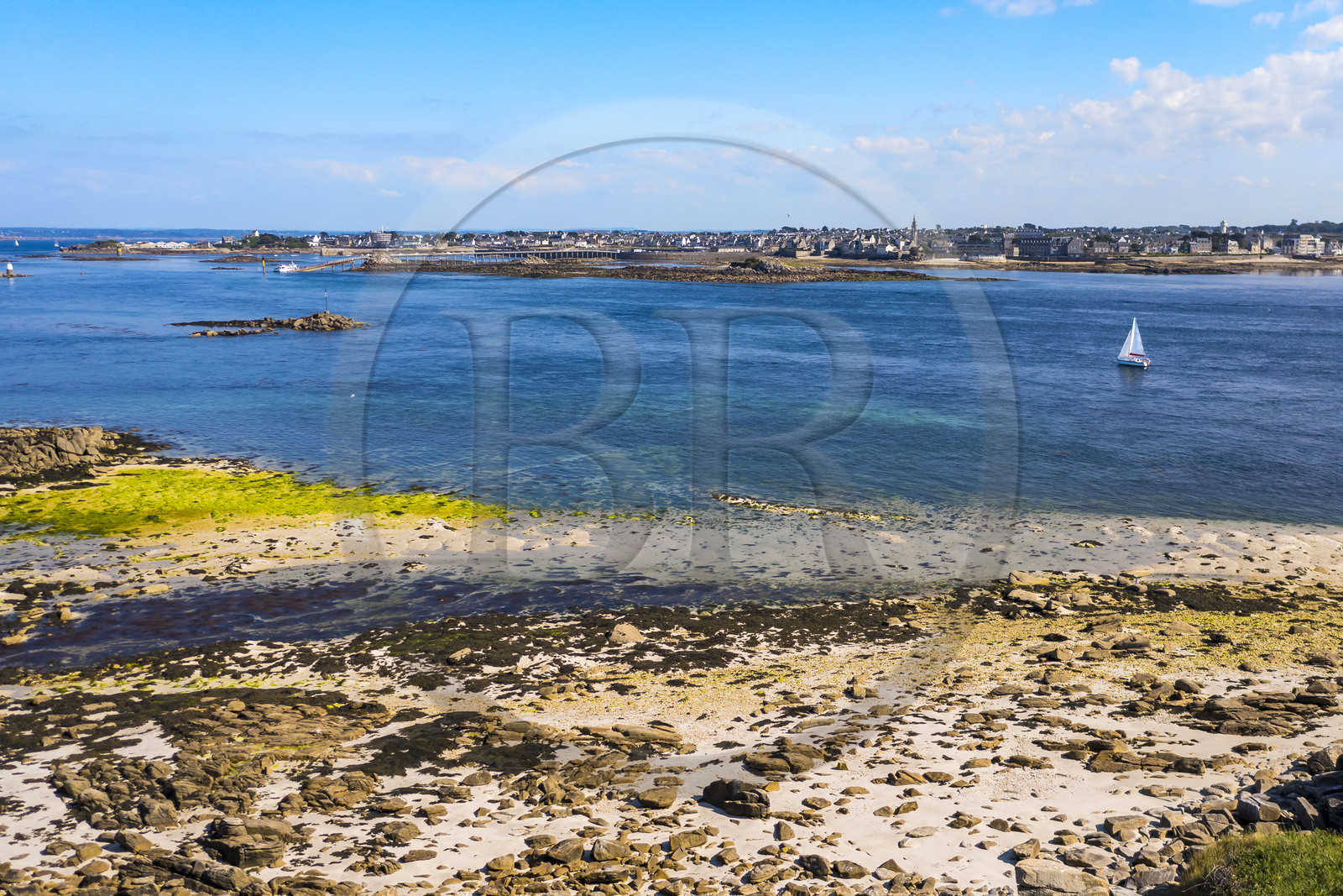 France, Finistère (29), Iles du Ponant, Ile de Batz, le chenal entre la Pointe de Penn-Batz et Roscoff en arrière plan (vue aérienne)