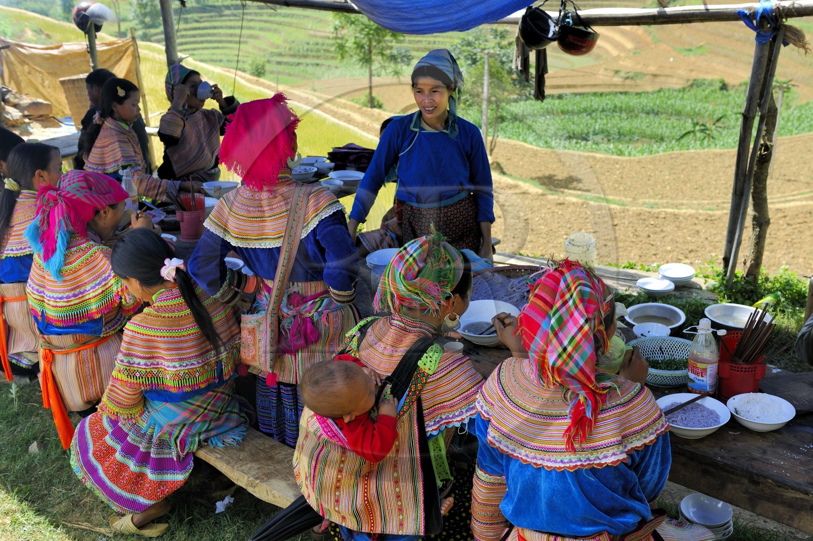 Vietnam, province de Lao Cai, région de Bac Ha, marché de Can Cau, femmes de la minorité Hmong Fleur assises dans un restaurant