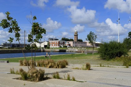 France, Seine-Maritime (76), Le Havre, les anciens docks en voie de reaménagement le log du quai de la Marne, jardins fluviaux
