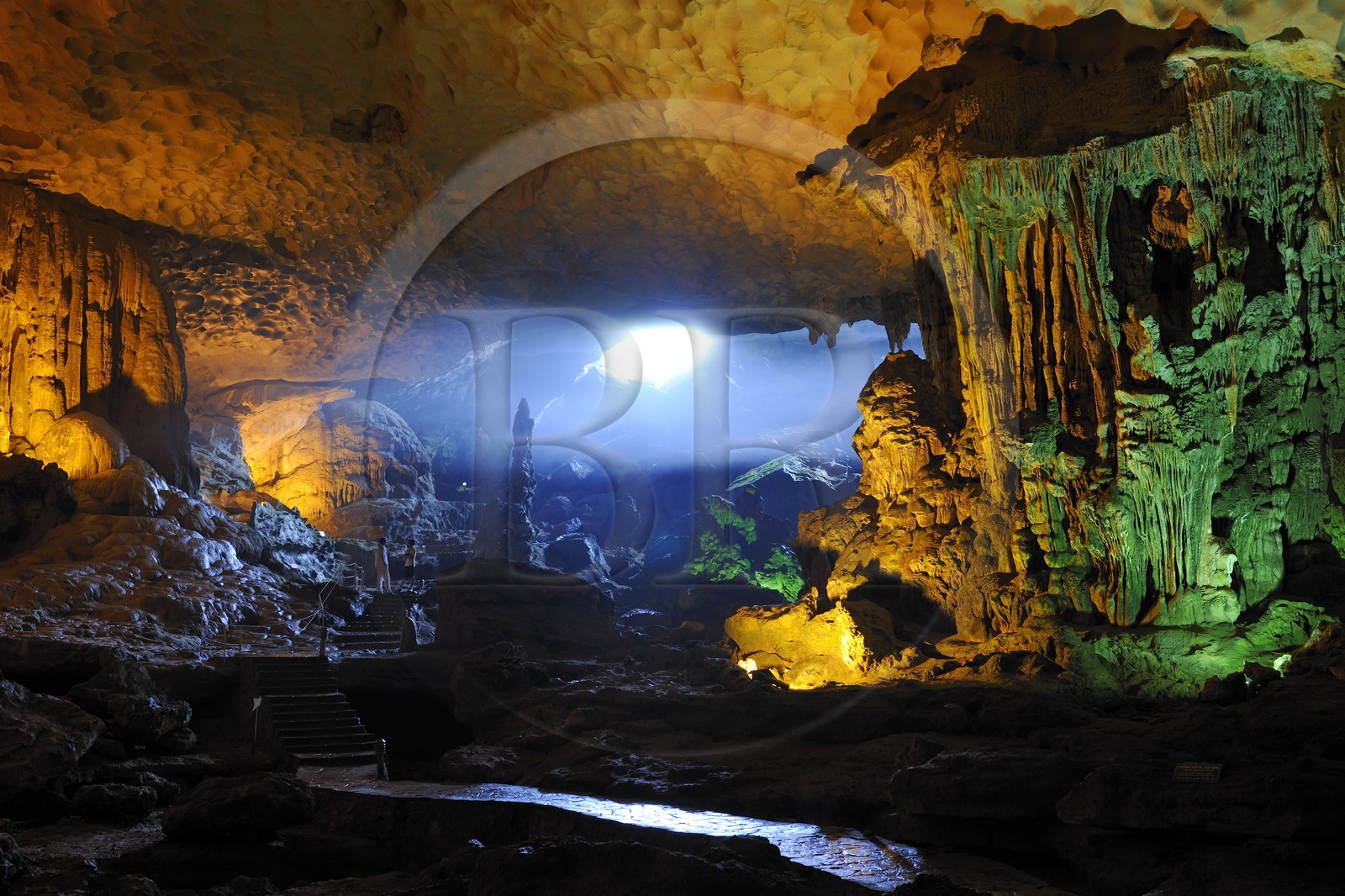 Vietnam, province de Quang Ninh, la Baie d'Halong classée Patrimoine Mondial de l'UNESCO, la grotte Hang Sung Sot dite de la Surprise sur l'île de Bo Hon