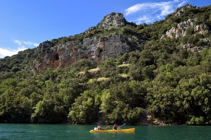 France, Alpes-de-Haute-Provence (04), Parc Naturel Régional du Verdon, kayak dans les Basses Gorges du Verdon en aval du lac de Sainte Croix