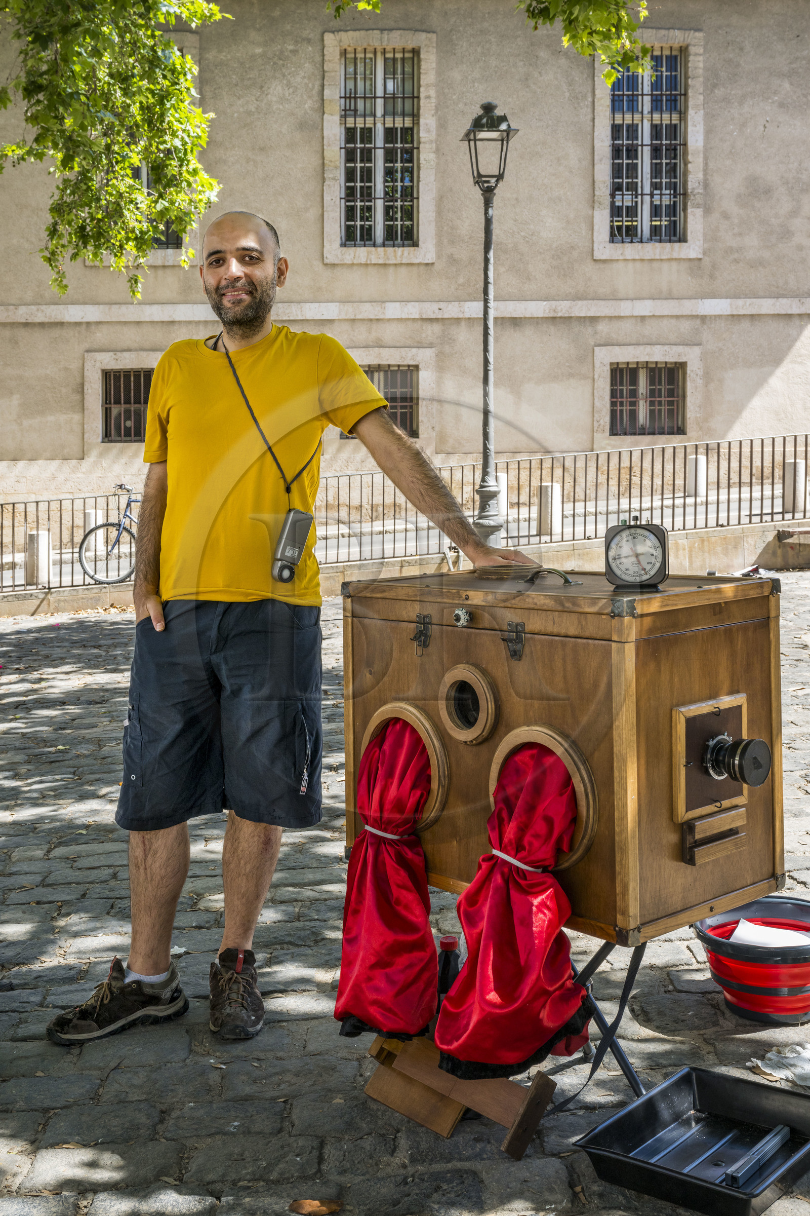 France, Bouches-du-Rhône (13), Marseille, quartier du Panier, place de la Charité, l'artiste d'origine iranienne Abtin Sarabi dans son activité de photographe portraitiste traditionnel de rue