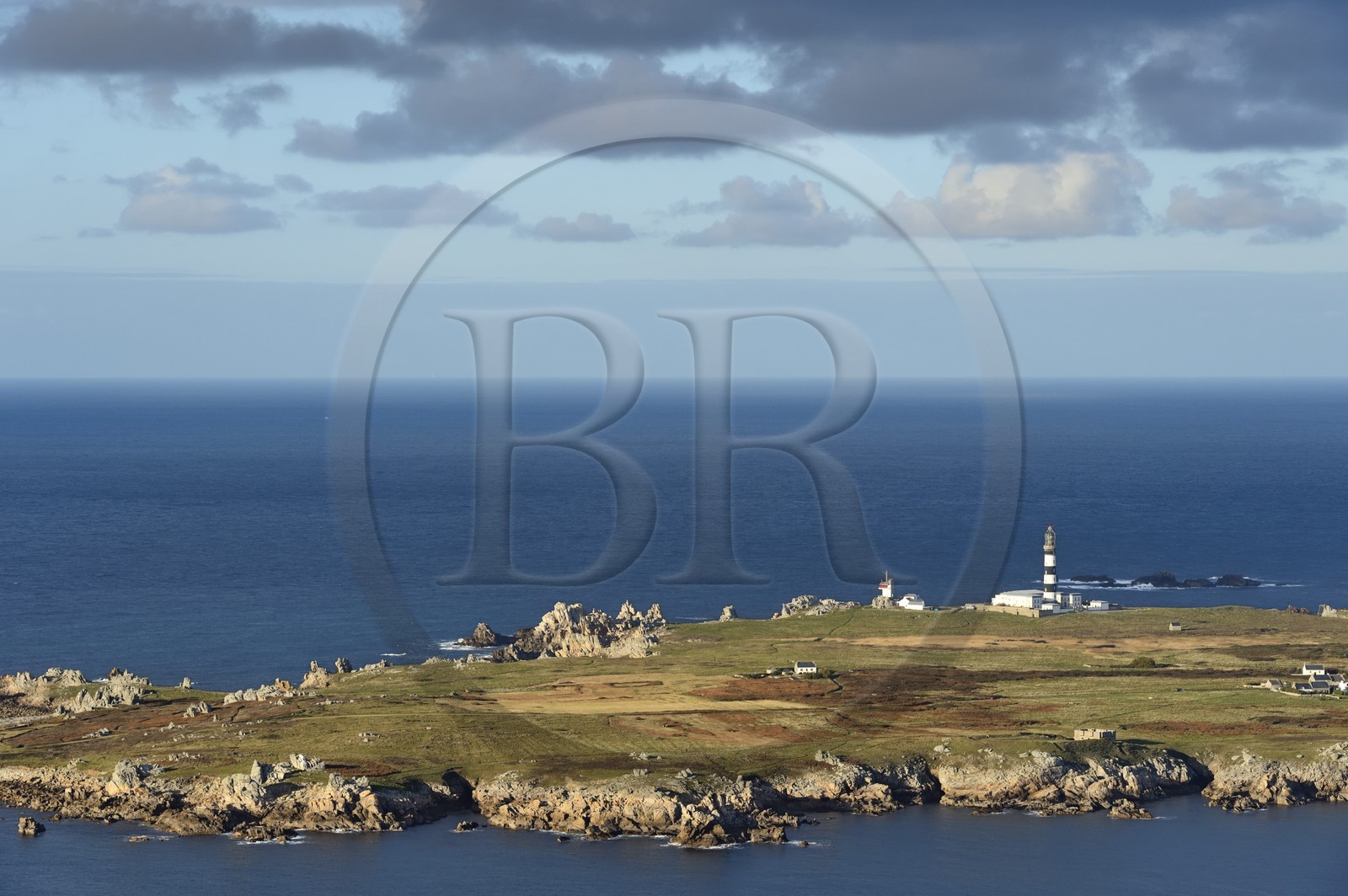 France, Finistère (29), parc naturel régional d'Armorique, mer d'Iroise, Ile d'Ouessant, réserve de Biosphère (UNESCO), phare du Creach et la côte ouest (vue aérienne)