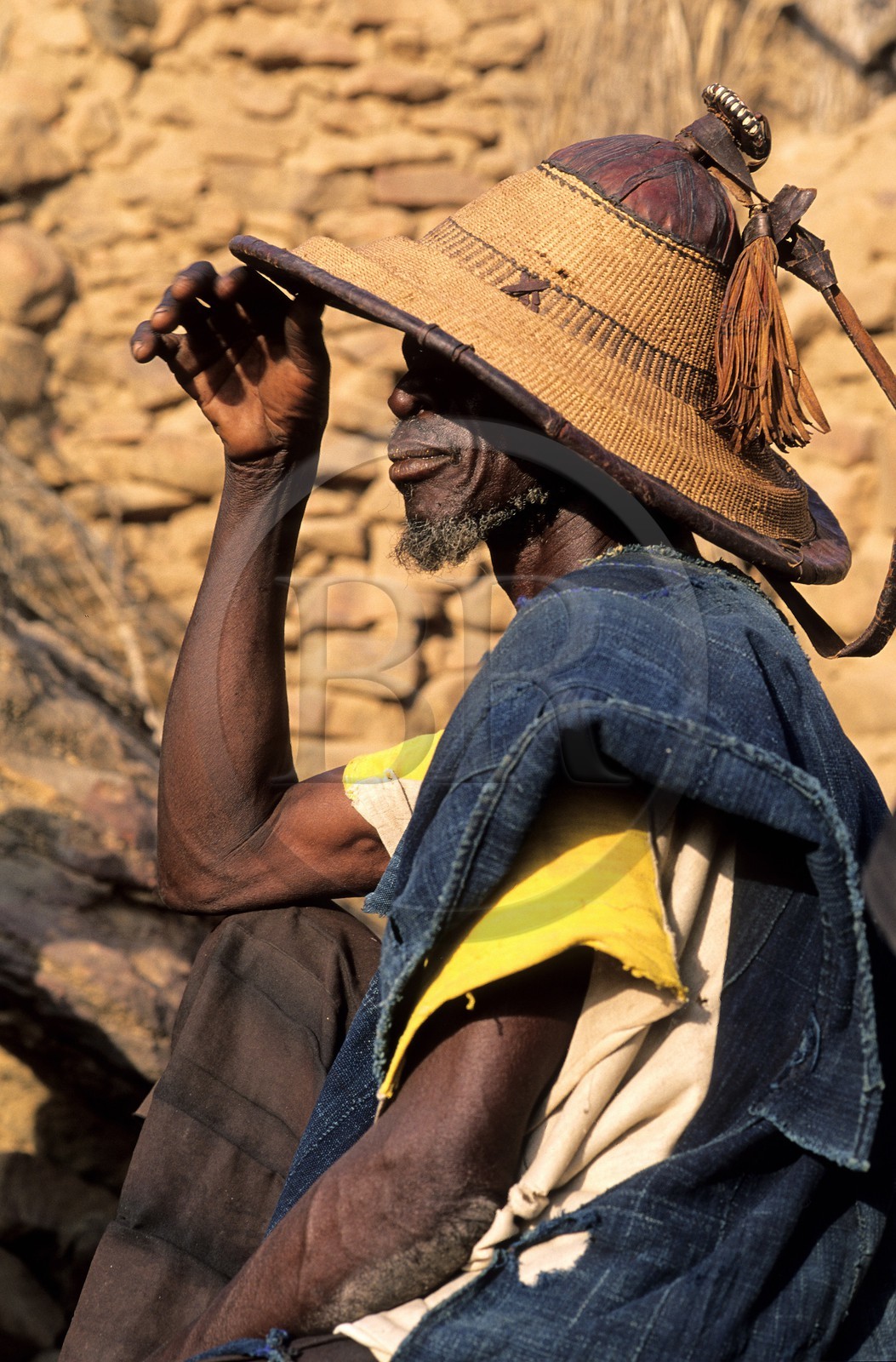 Mali, pays Dogon, falaise de Bandiagara classée Patrimoine Mondial de l'UNESCO, un ancien du village coiffé d'un chapeau traditionnel