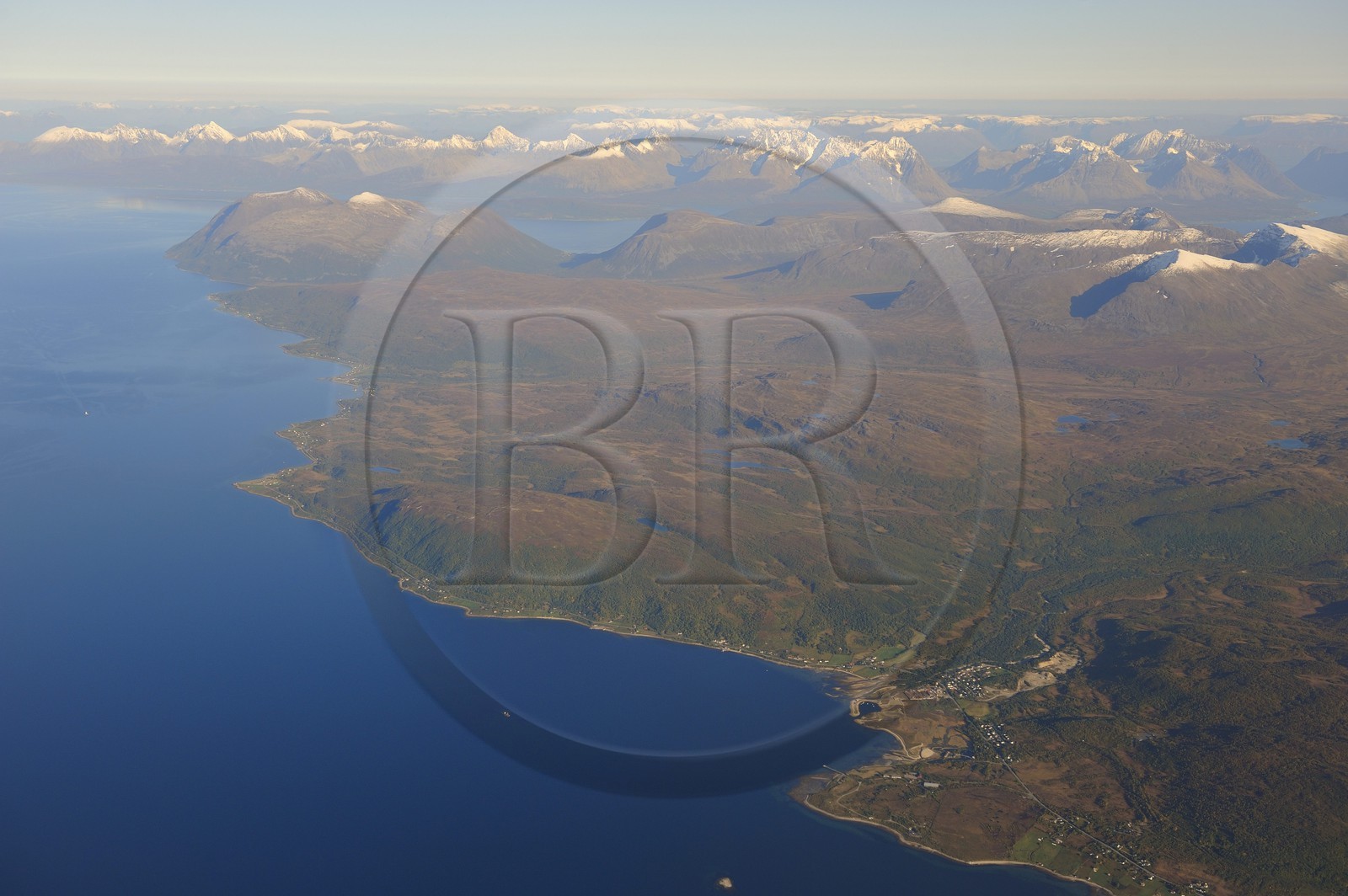 Norvège, Troms, montagnes et fjords au nord de Tromso (vue aérienne)