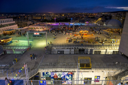 France, Bouches-du-Rhône (13), Marseille, La Friche de la Belle de Mai,  le toit terrasse accueille des concerts les week-ends en été
