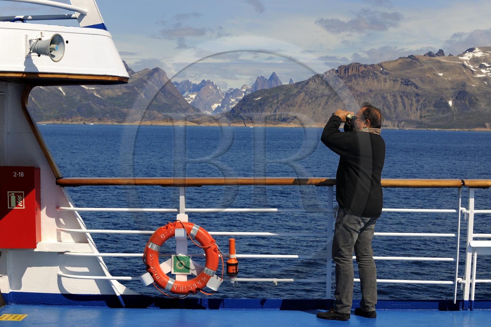Groenland, région méridionale, le bateau de croisière le Princess Danané croise au large de Nanortalik