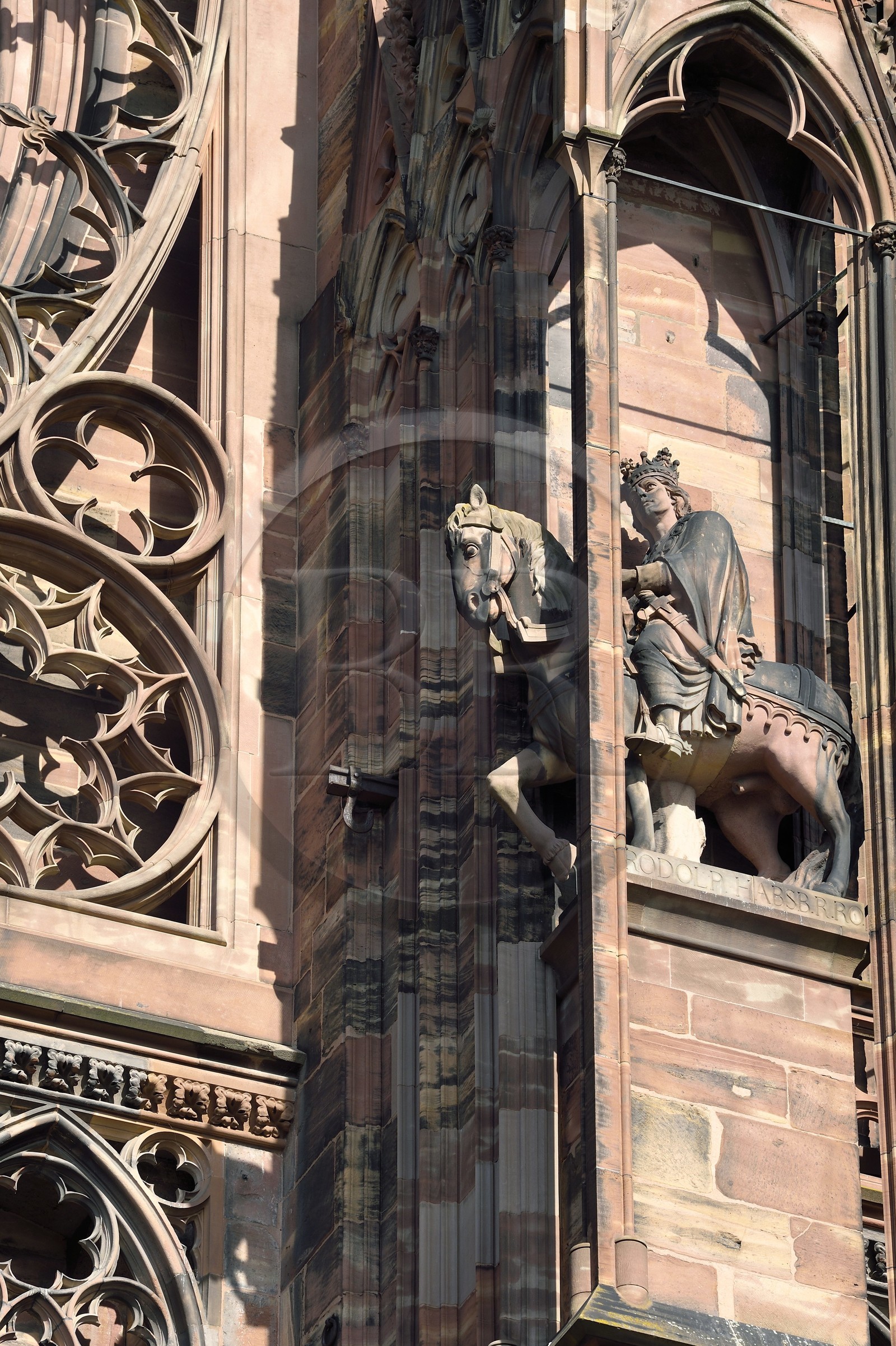 France, Bas-Rhin (67), Strasbourg, vieille ville classée au Patrimoine Mondial de l'UNESCO, la cathédrale Notre-Dame, la facade occidentale, une des statues équestres représentant les rois et empereurs