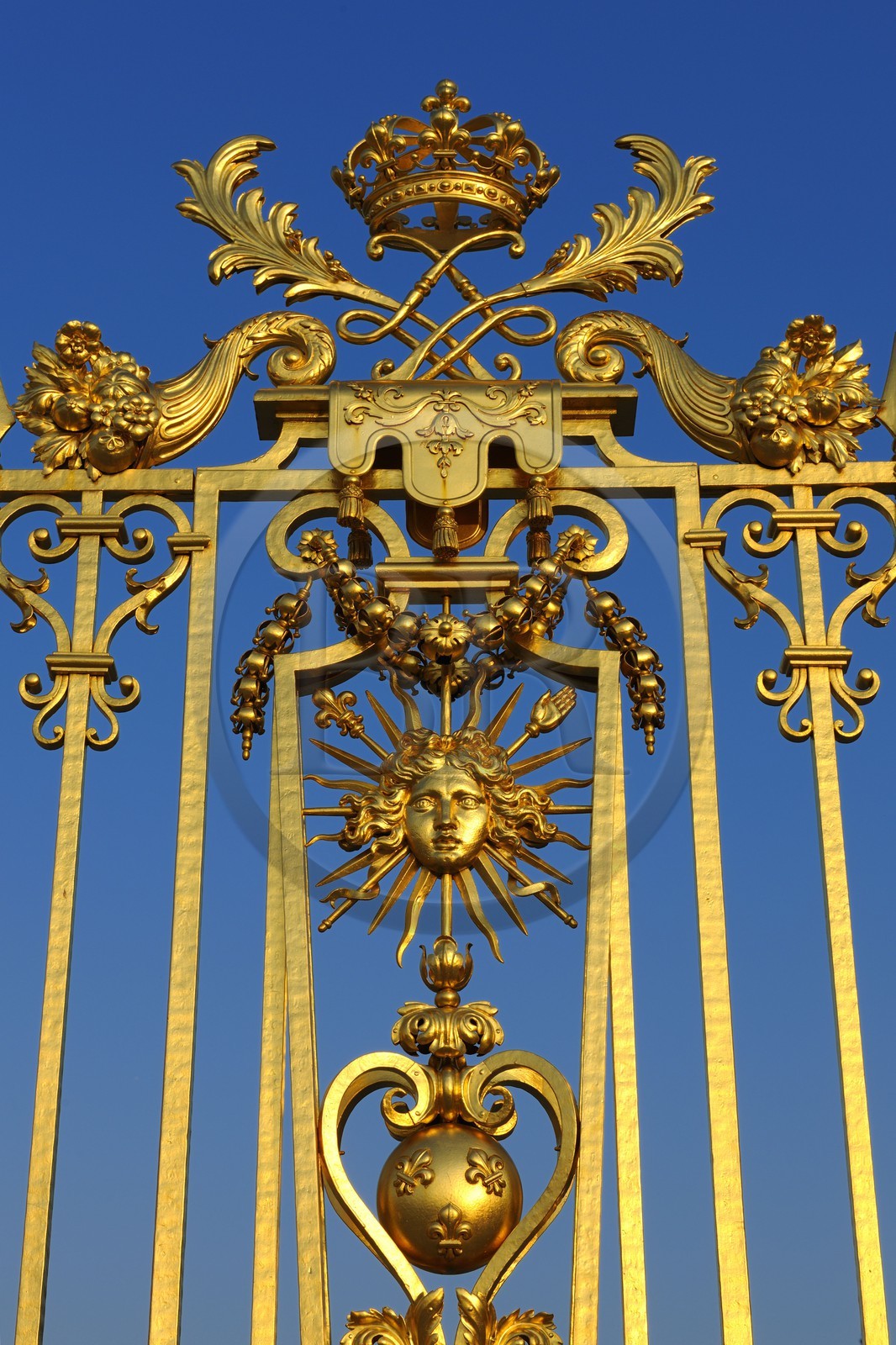 France, Yvelines (78), château de Versailles, classé Patrimoine Mondial de l'UNESCO, détail de la grille royale dessinée par Mansart séparant la cour royale restaurée en juin 2008