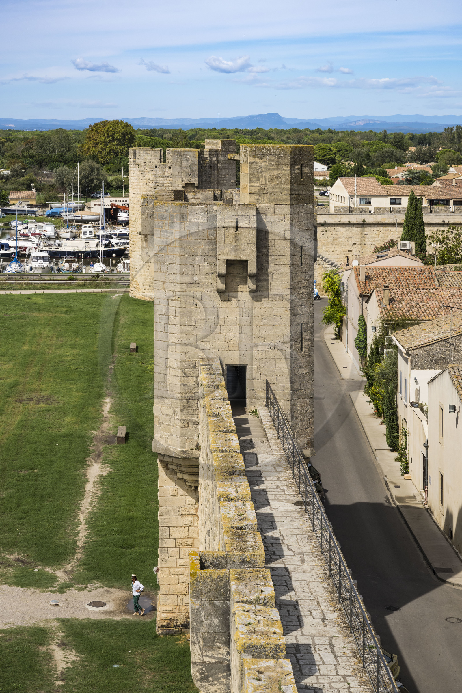 France, Gard (30), Aigues-Mortes, tours et chemin de ronde sur les remparts Sud