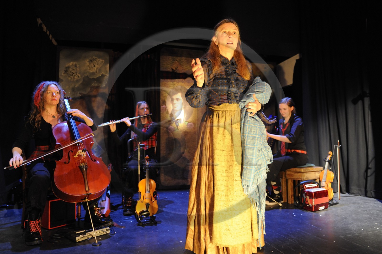 Royaume-Uni, Ecosse, théatre de Moffat, Gerda Stevenson dans la pièce de théatre musicale qui conte la vie de Robet Burns The Lasses, O de Janet Paisley dirigé par Gerry Mulgrew