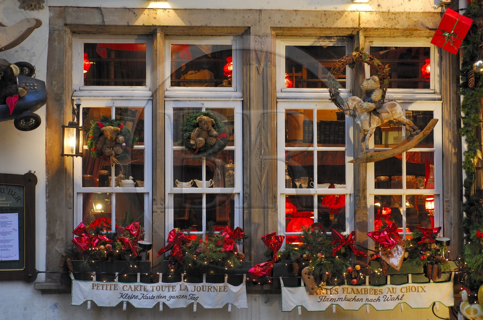 France, Bas Rhin (67), Strasbourg a Noel, decorations de Noel d'un restaurant dans le quartier de la Cathedrale